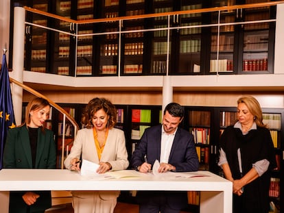 De izquierda a derecha: Nira Fierro, diputada del PSOE por Canarias; la ministra María Jesús Montero; el secretario de organización de Coalición Canaria, David Toledo y la diputada de CC, Cristina Valido, esta mañana, durante la firma del acuerdo.