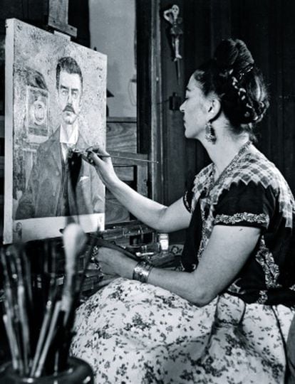 Frida Kahlo pintando un retrato de su padre, Wilhem, en 1951.