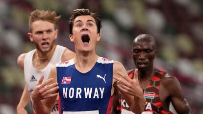 Jakob Ingebrigtsen celebra al cruzar la meta de los 1.500 metros por delante del keniano Tim Cheruiyot y el británico Josh Kerr.