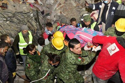 Elementos de la Secretaría de Defensa de México colaboran en el rescate de personas atrapadas entre los escombros de un edificio colapsado en Adana (Turquía), el pasado 9 de febrero.