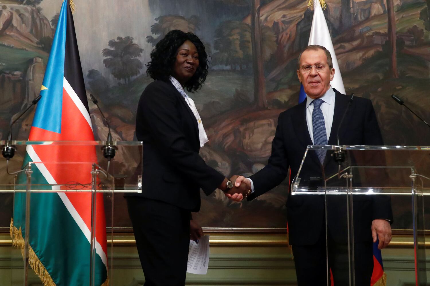 El ministro de Exteriores ruso, Serguéi Lavrov, y su homóloga sudanesa, Awut Deng Acuil, el pasado enero en Moscú.