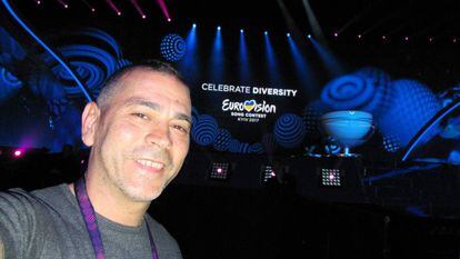 Este hombre ha viajado 17 veces a Eurovisión y nos cuenta lo que hay detrás de la gala