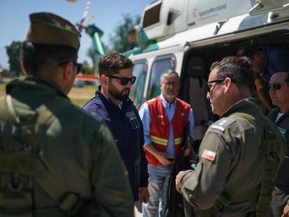 Gabriel Boric se reúne con equipos de emergencia para atender las zonas afectadas por el incendio en Valparaíso, Chile.