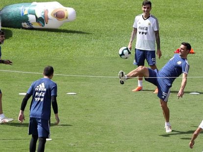 Roberto Ayala (i) durante un entrenamiento con Argentina.