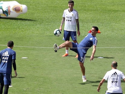 Roberto Ayala (i) durante un entrenamiento con Argentina.