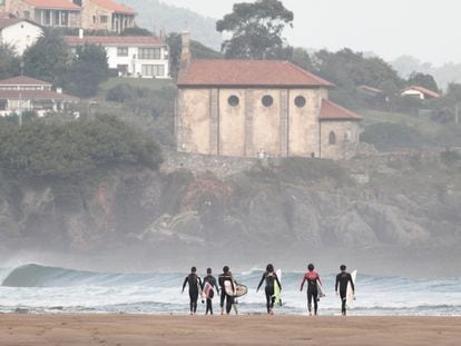 Surfistas en la playa de Mundaka, adonde llegaron 280 cuerpos de ahogados por el hundimiento del 'San Bartolomé'.