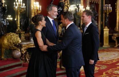 Los reyes Felipe y Letizia saludan al primer ministro de Luxemburgo, Xavier Bettel, y a su esposo, el arquitecto Gauthier Destenay. Se casaron en 2015 y su matrimonio fue la primera boda gay de un jefe de Gobierno del mundo en activo.