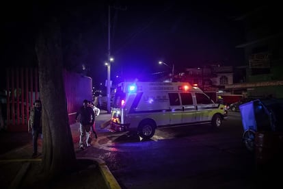 Una ambulancia traslada a heridos del accidente desde la estación Olivos hasta el Hospital General Tláhuac.