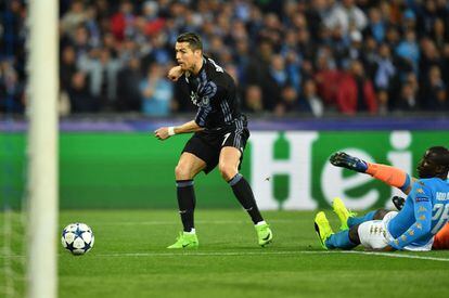 Cristiano Ronaldo falla un gol durante el partido contra el Nápoles.