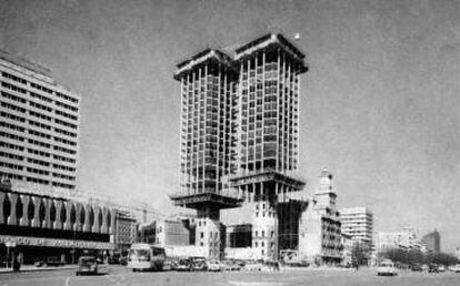 Construcci&oacute;n de las torres, en 1976.