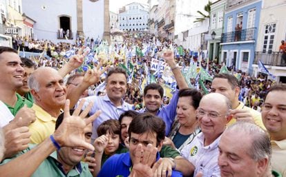 El candidato conservador, Aécio Neves, en un acto este viernes en Salvador de Bahía (Brasil).