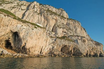 Vista de las cuevas de Gorham, en Gibraltar, incluidas en la lista de Patrimonio Mundial de la Unesco y de donde el coleccionista tenía piezas de procedencia supuestamente ilícita.