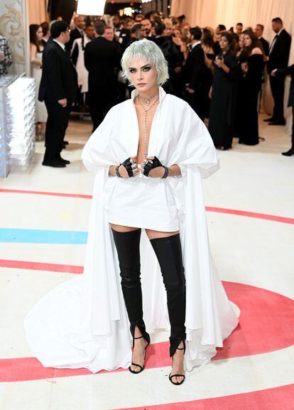 Cara Delevingne, musa de Karl Lagerfeld, ha reaparecido públicamente con un nuevo corte de pelo, un vestido camisero terminado en cola, botas-sandalia y mitones de cuero, de la firma Karl Lagerfeld; es decir, con su propia versión del uniforme del káiser.