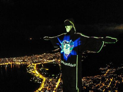 -FOTODELDIA- AME7461. RIO DE JANEIRO (BRASIL), 03/05/2020.- El Cristo Redentor de Río de Janeiro luce una máscara proyectada en su rostro para concienciar a la población de la importancia de su uso durante la pandemia de coronavirus este domingo, en Río de Janeiro (Brasil). EFE/Antonio Lacerda