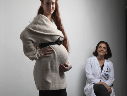 Lea Collignon posa embarazada junto a Silvia Sánchez-Ramón, jefa del servicio de Inmunología Reproductiva del Hospital Clínico San Carlos, en Madrid, en febrero de 2022.