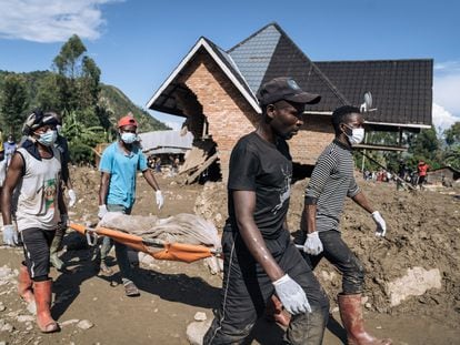 Vecinos de Nyamukubi, en el este del Congo, trasladan un cadáver tras las graves inundaciones ocurridas en su pueblo el pasado 5 de mayo.