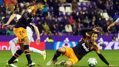Parejo (d) intenta controlar el balón ante el Valladolid.