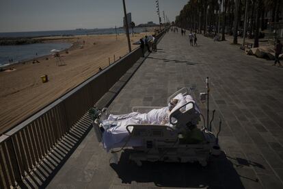 Francisco España, de 60 años, mira el mar Mediterráneo desde un paseo junto al Hospital del Mar en Barcelona, el 4 de septiembre de 2020. Francisco pasó 52 días en la UCI del hospital por covid-19 y sus médicos le permitieron ese día pasar casi diez minutos frente al mar como parte de una terapia para recuperarse de las secuelas del ingreso.