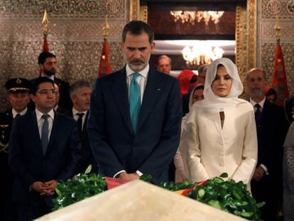 Los Reyes, en una ofrenda en el mausoleo de Mohamed V y Hassan II, en Rabat. En vídeo, discurso de Felipe VI, ayer en Marruecos, para ensalzar la gestión migratoria entre ambos países.