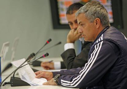 Mourinho, con la lista de canteranos que ley&oacute; ayer en la sala de prensa. 