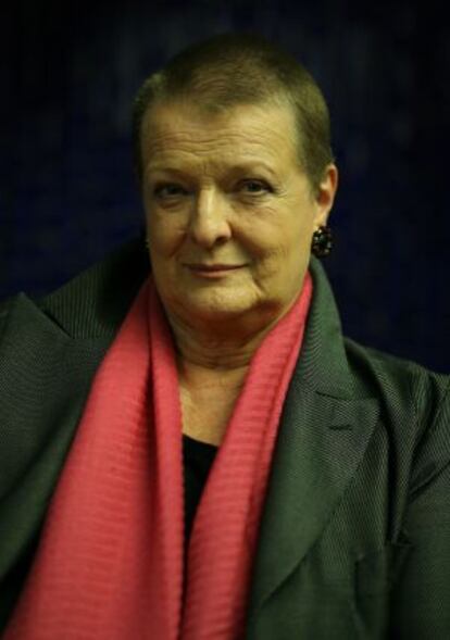 Helga Schmidt.