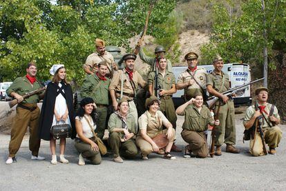 Miembros del Ejército del Ebro posan para los asistentes. Se preparan para la representación del embarque. El cruce del río fue la primera parte de las actividades, que incluían la toma de posiciones de los nacionales y, por la tarde, la batalla decisiva.