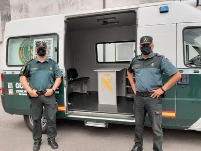 Agentes del servicio de atención a los peregrinos del puesto de Monterroso (Lugo).