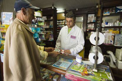 Un paciente adquiere uno de los gen&eacute;ricos con problemas de abastecimiento.