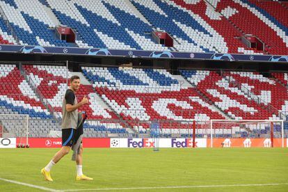 Robert Lewandowski en el entrenamiento del Barcelona este lunes en el Allianz Arena.