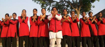 Chicas de la Brigada Roja contra abusos sexuales en India.