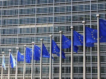 Banderas europeas en la sede de la Comisión Europea en Bruselas.