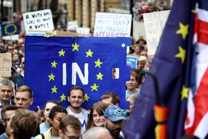 Un manifestante con una pancarta pintada con los colores de la Unión Europea y la palabra 'In', en alusión de que quieren estar dentro de la U.E.