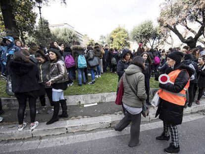 Estudiants i professors als voltants d&#039;una escola de Roma.