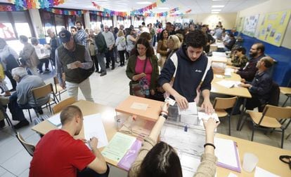 Ambiente electoral en el Colegio Público Pinar del Rey, de Madrid, durante las Elecciones generales del 28 de abril. 