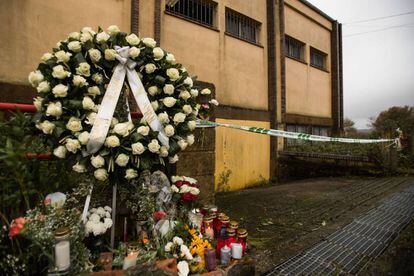 Corona funeraria para Diana Quer en el lugar en el que fue encontrado el cuerpo.