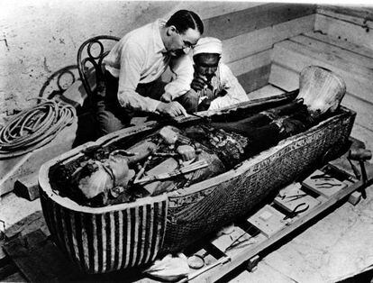 Howard Carter examina el sarcófago de Tutankamón tras su descubrimiento el 8 de noviembre de 1922.
