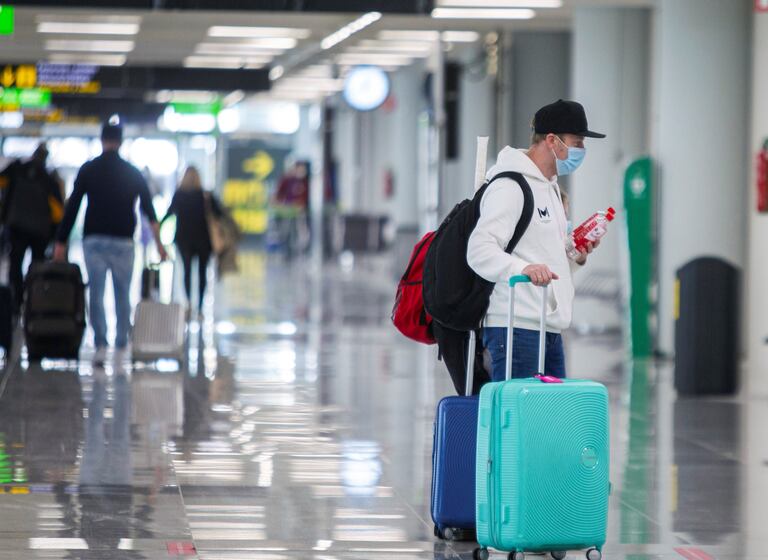 Un turista en el aeropuerto de Palma de Mallorca, el pasado viernes.