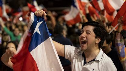 Personas que rechazaron el nuevo proyecto de constitución celebran los resultados en Santiago, Chile.