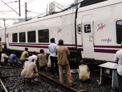 Varias personas observan un tren de la empresa española Talgo a su llegada a la estación central de Bombay, la India, hoy, 2 de agosto de 2016.