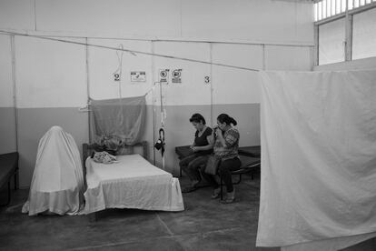 Walter Rodríguez (50) está siendo vaporizado por voluntarios en el centro de Comando de Matico, mientras sus familiares lo cuidan, como es la tradición entre los shipibo-konibo. 