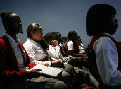 Estudiantes de la Promise Academy,  en Harlem (Nueva York), siguen las explicaciones de uno de sus profesores a través de la televisión. 
Foto: AP