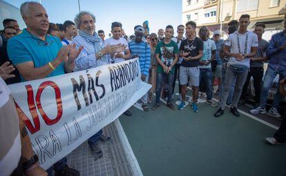 Concentración en Cádiz para pedir a la Junta que no deje en la calle a migrantes.