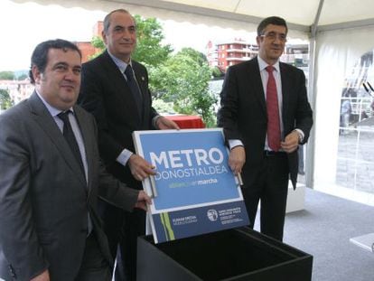 El 'exlehendakari' Patxi López, junto a Iñaki Arriola y Ernesto Gasco, durante la colocación de la primera piedra del metro donostiarra en la estación de Intxaurrondo.