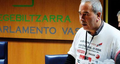 Representantes de los afectados por la crisis de Eroski en el Parlamento vasco