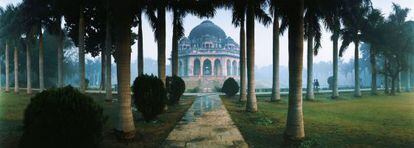 Templo funerario rodeado de palmeras en Lodi Gardens, en Nueva Delhi.
