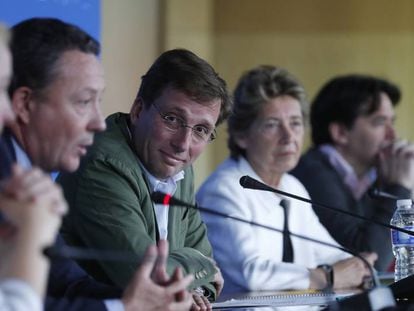 El portavoz del PP en el Ayuntamiento de Madrid, con otros concejales del grupo. 