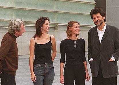 Elías Querejeta, Ana Torrent, Isabel Tellería y Víctor Erice, delante del hotel María Cristina, de San Sebastián.