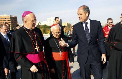 Desde la izquierda, los cardenales Osoro y Cañizares y el expresidente valenciano Camps.