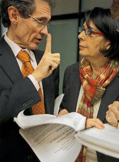 Antero Ruiz e Inés Sabanés, ayer en la Asamblea.
