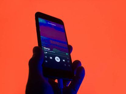 Un teléfono móvil con la aplicación de Spotify abierta